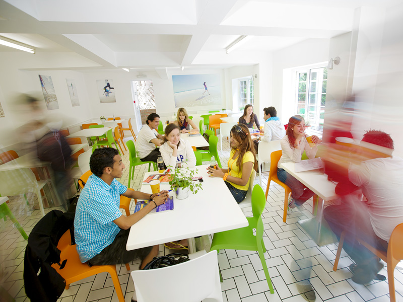 Gemeinschaftsraum der Kings Bournemouth Sprachschule, wo Schüler essen und sich austauschen.
