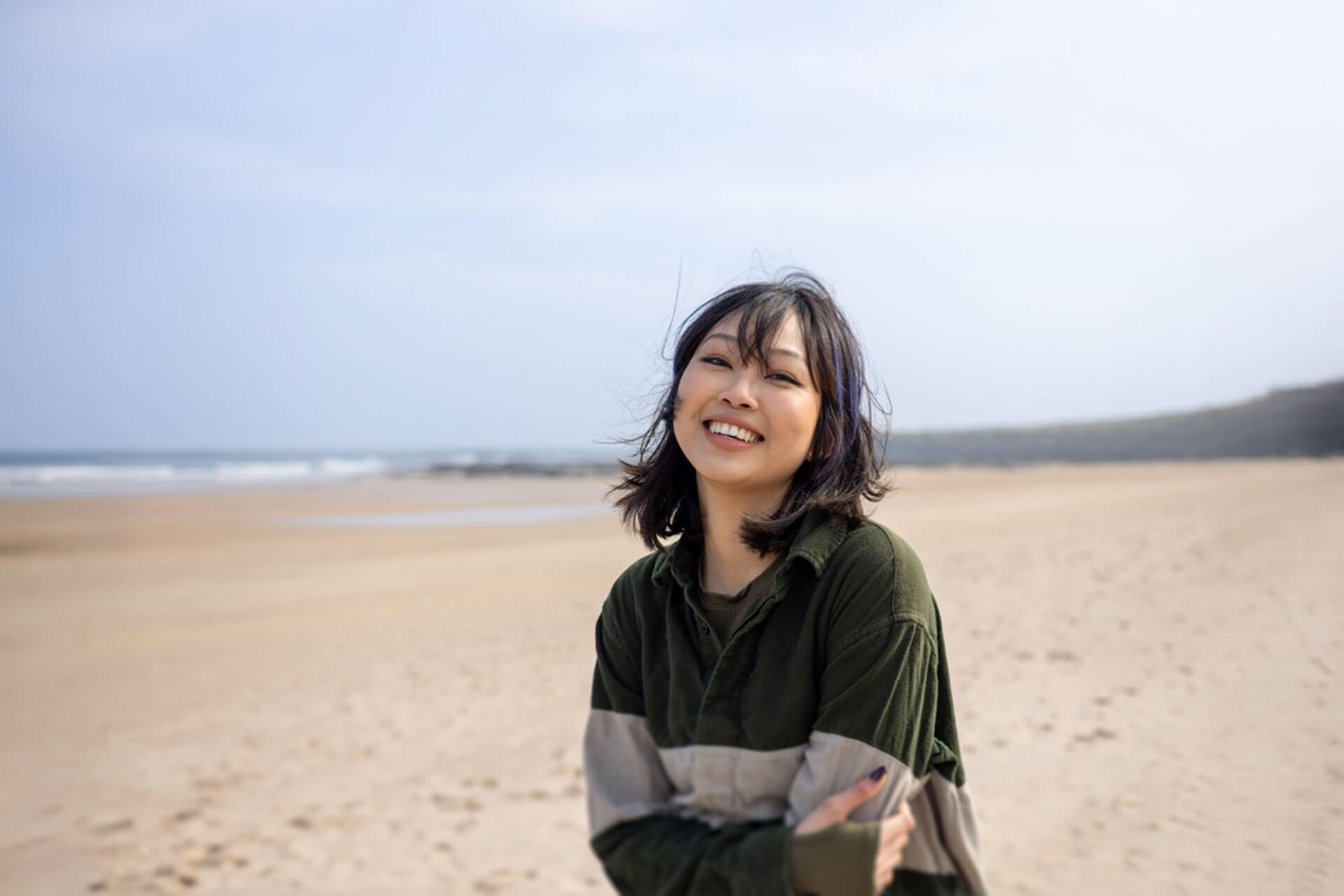 Frau am Strand von Bournemouth