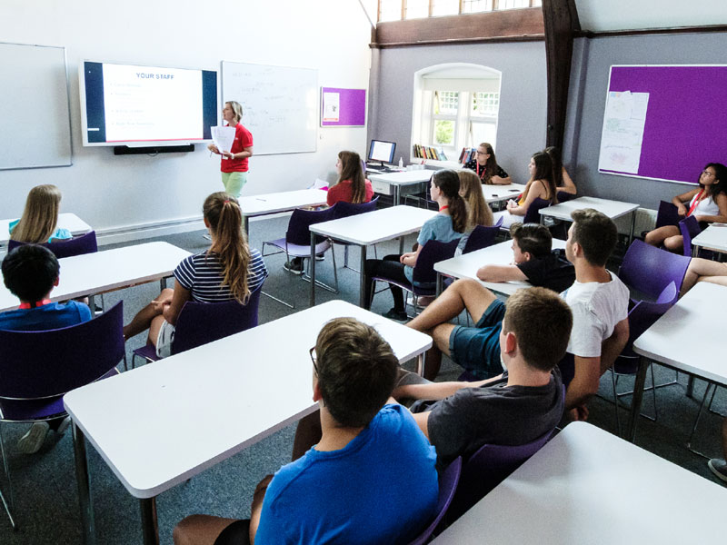 Englischunterricht im Klassenzimmer während einer Sprachreise für Schüler