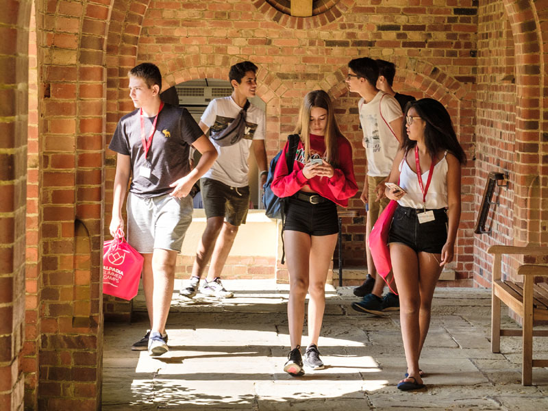 Schülergruppe erkundet den Campus während der Sprachreise