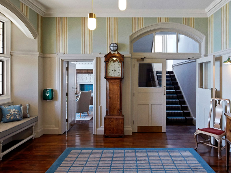 Eingangsbereich der Sprachschule mit klassischem Interieur