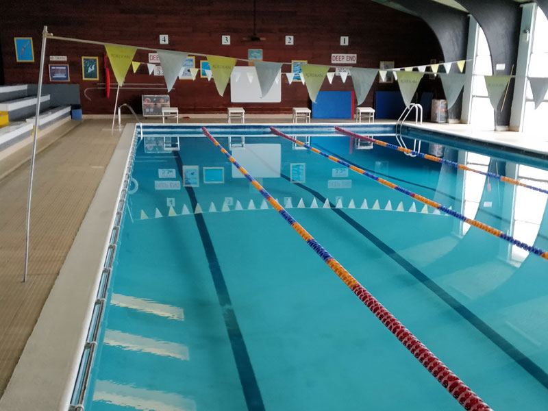 Schwimmhalle auf dem Campus der Sprachschule für Schüler