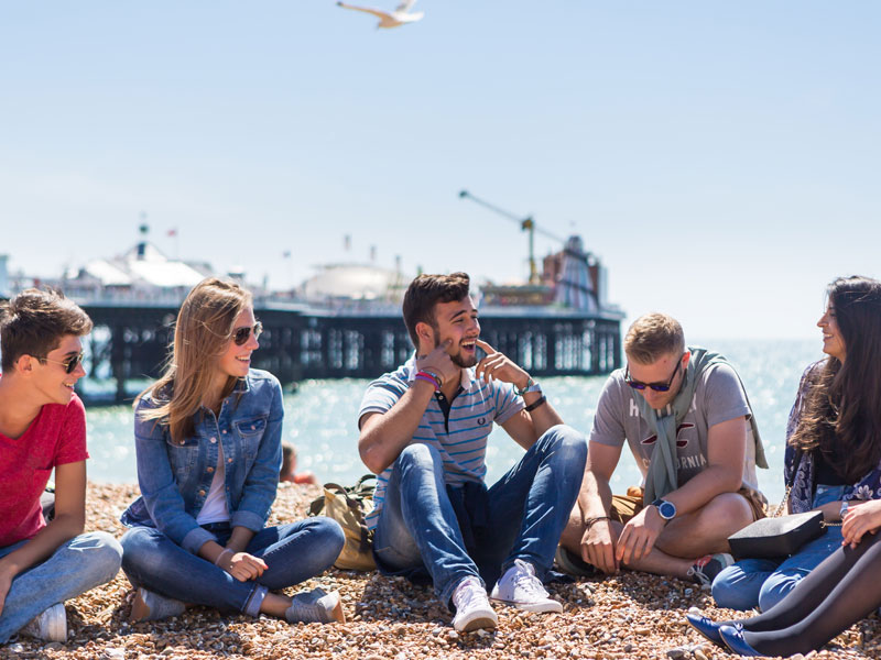 Schüler genießen Freizeit am Strand während ihrer Englisch Sprachreise