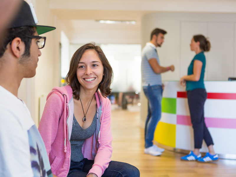 Teilnehmende unterhalten sich in der Sprachschule und üben Konversation