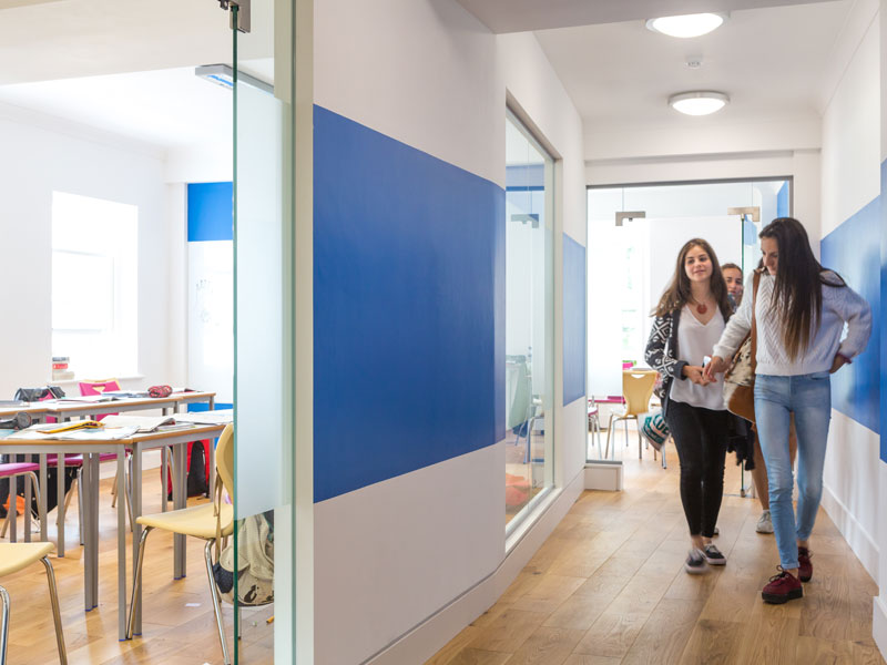 Jugendliche im Flur der Sprachschule auf dem Weg zum Englischkurs