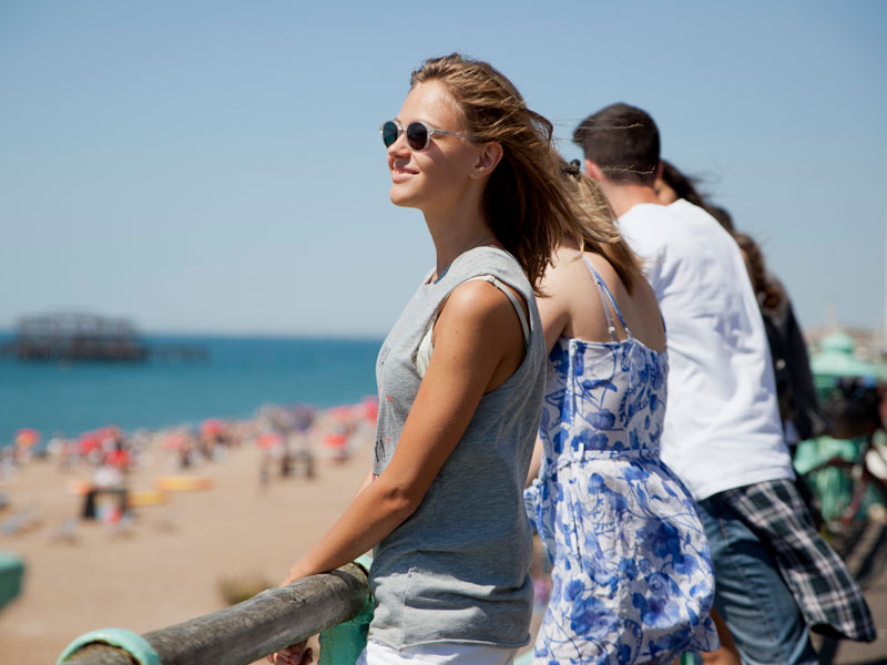 Schülerin genießt den Ausblick am Meer während ihrer Sprachreise