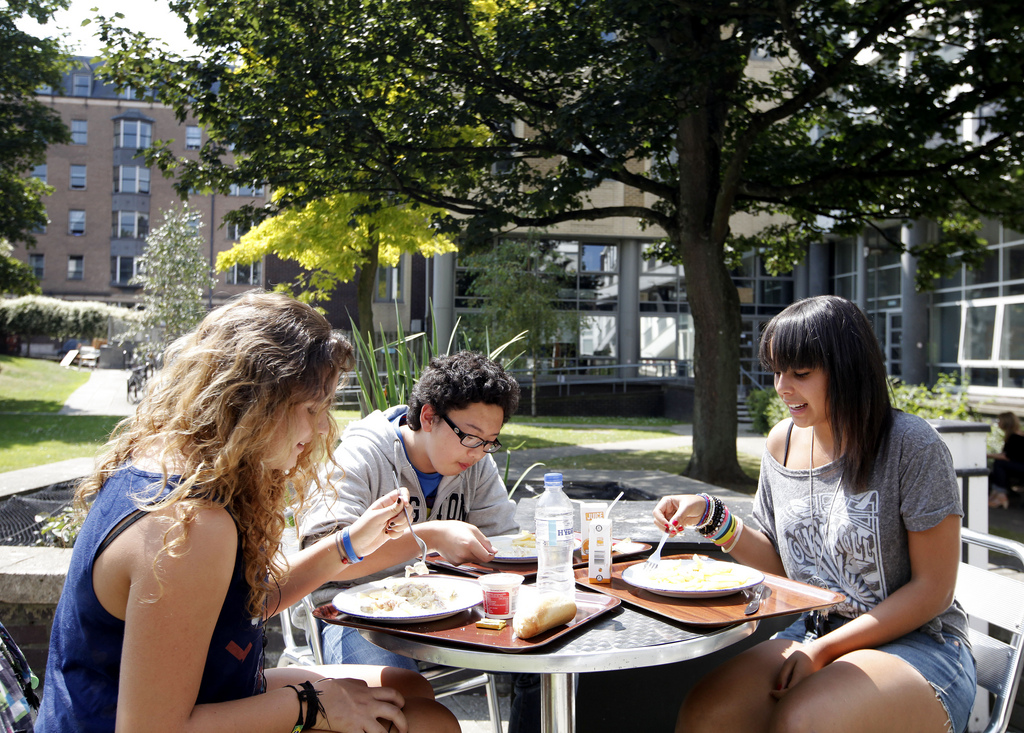 Schüler essen gemeinsam im Garten der Sprachschule in Brighton