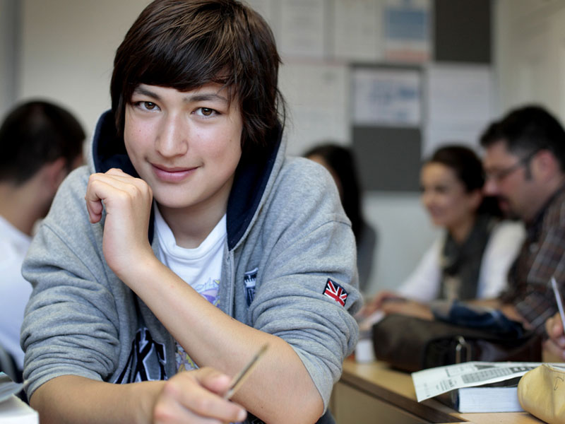 Junge Person im Klassenzimmer beim Englisch lernen