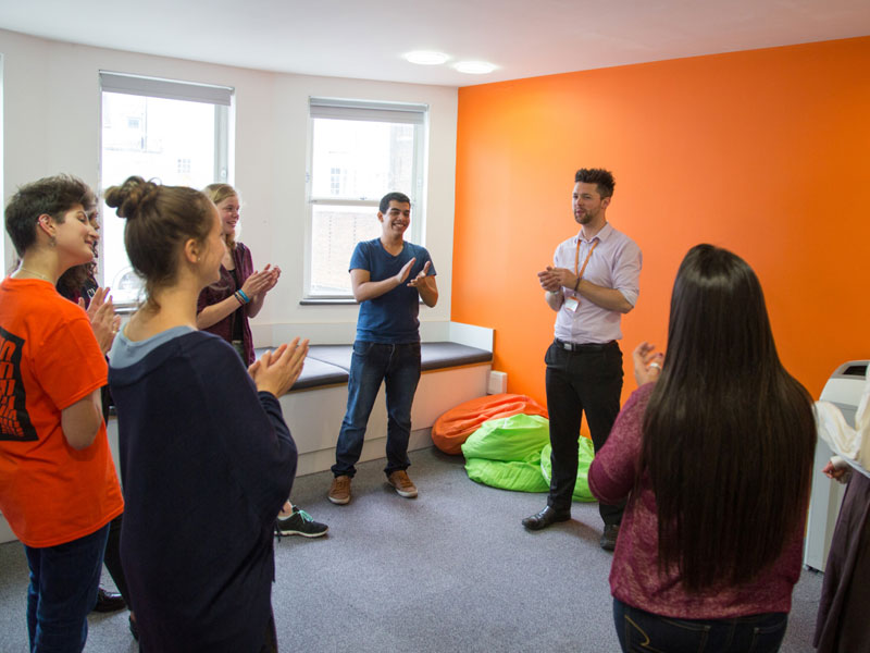 Sprechtraining im Englischunterricht durch Gruppenspiele und Übungen