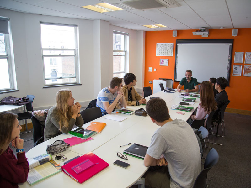 Englischunterricht in moderner Sprachschule mit motivierter Lerngruppe