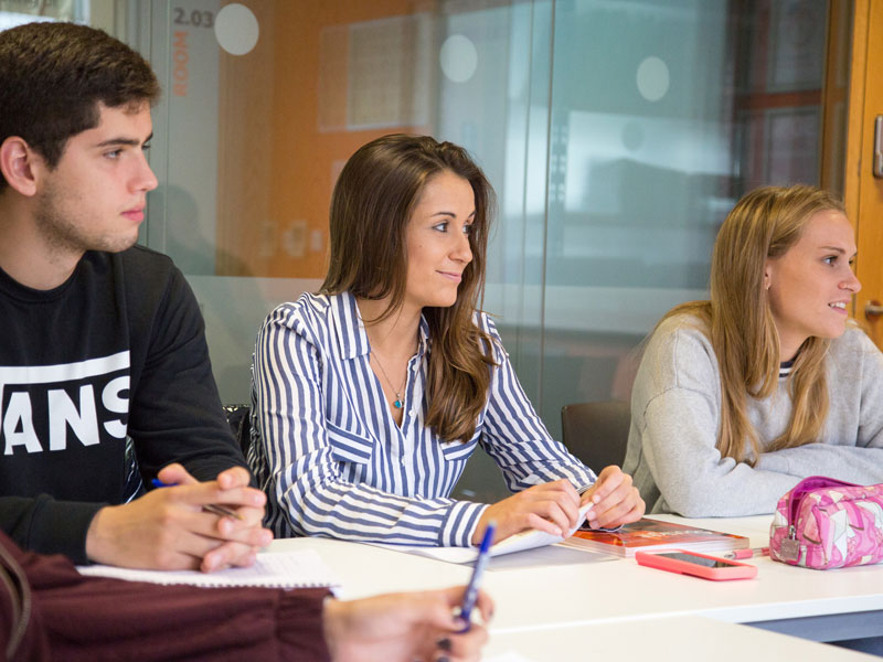 Lernende erweitern ihren Wortschatz im Englischkurs für Erwachsene