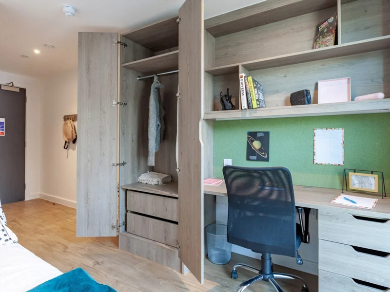 Camera dal design moderno nella residenza studentesca con pratica area studio per il tuo viaggio studio di inglese