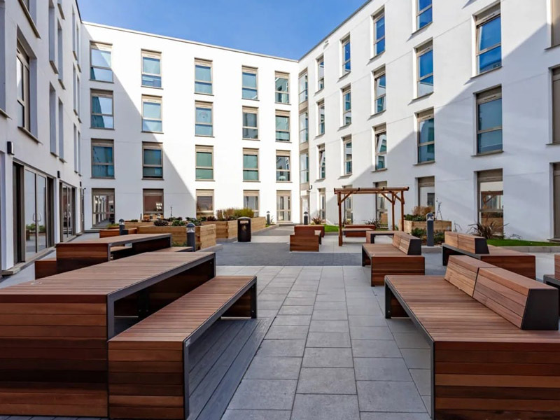 Ampio cortile interno della residenza studentesca con comode aree relax per il tempo libero dopo il corso di inglese