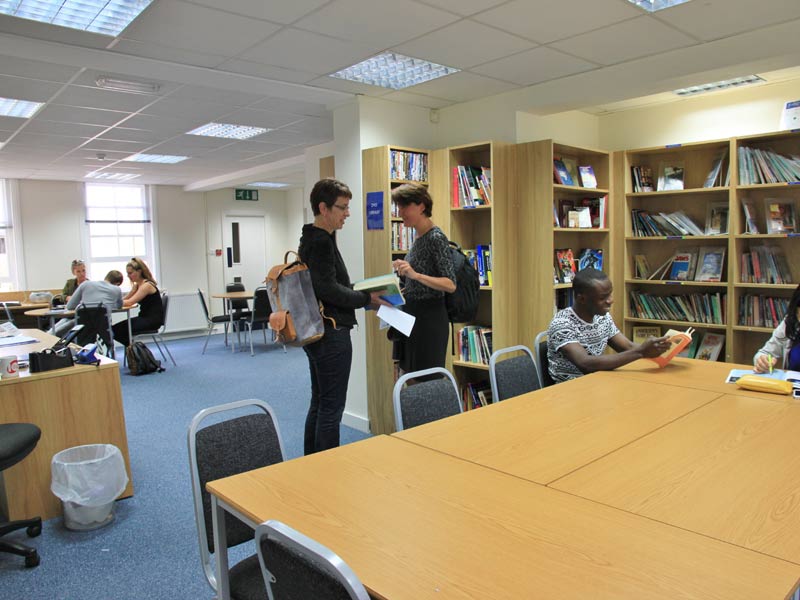 Leseverständnis und Wortschatz trainieren in der Bibliothek der Sprachschule