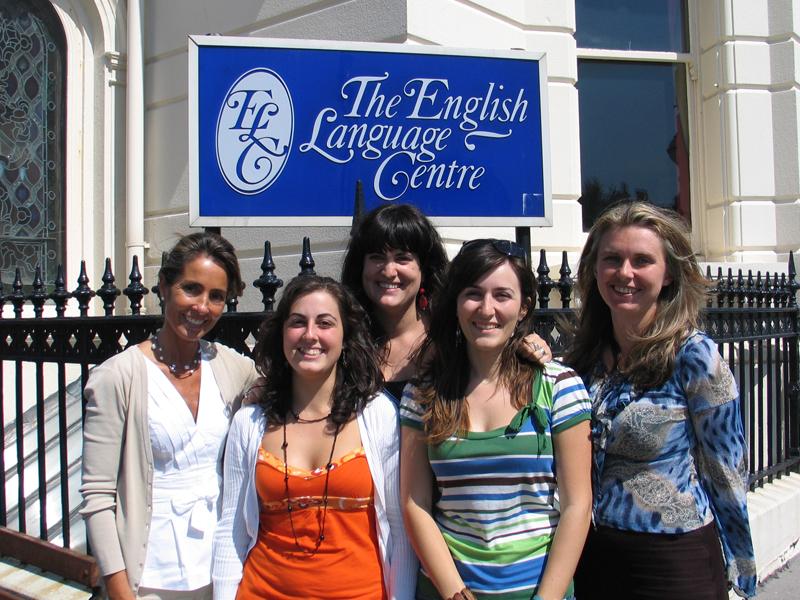 Teilnehmende vor der Sprachschule in Brighton beim Englisch Sprachkurs