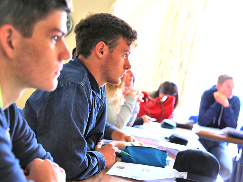 Engagierte Jugendliche im Englischunterricht