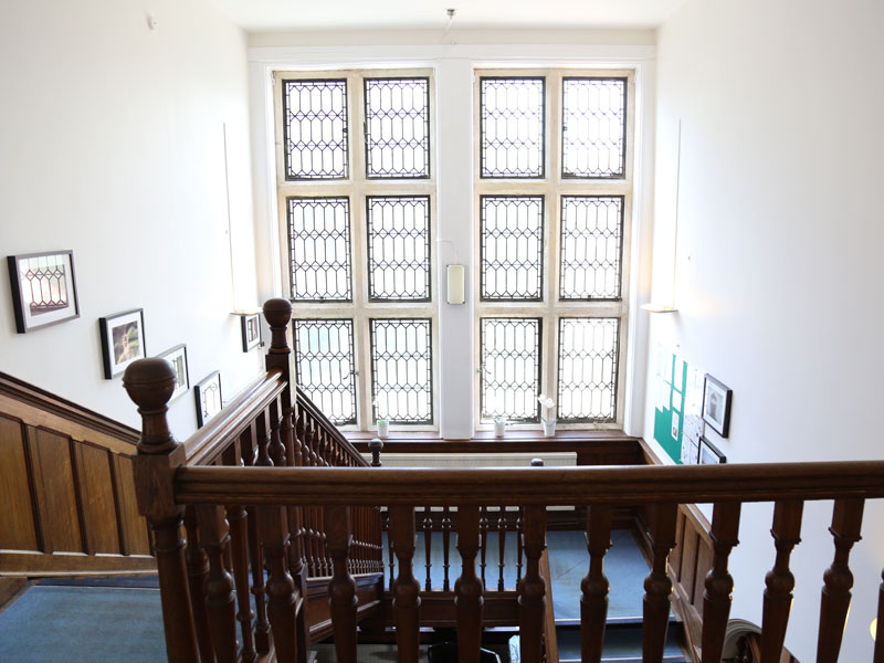 Helles Treppenhaus im traditionellen Stil der Schule