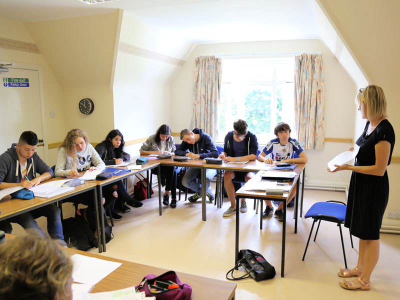 Lehrerin unterrichtet Jugendliche im Englischkurs