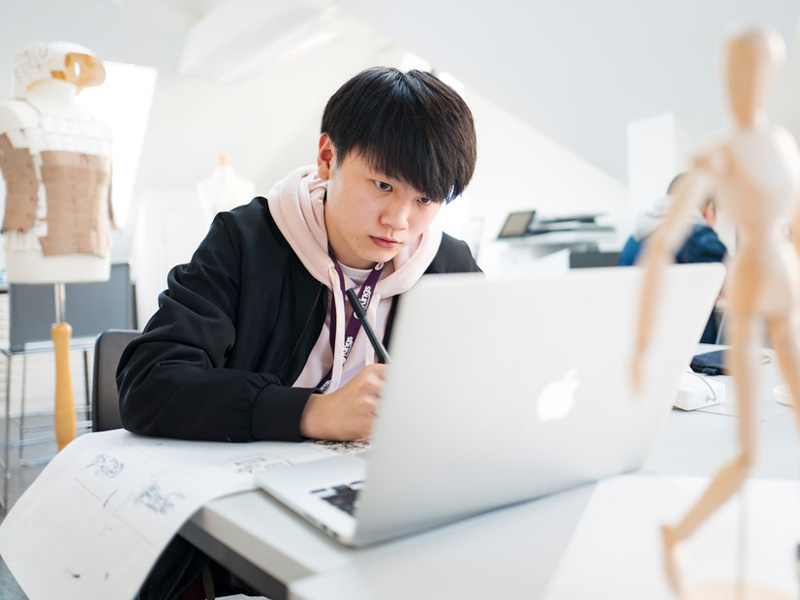 Teilnehmender arbeitet konzentriert am Laptop im Englischkurs