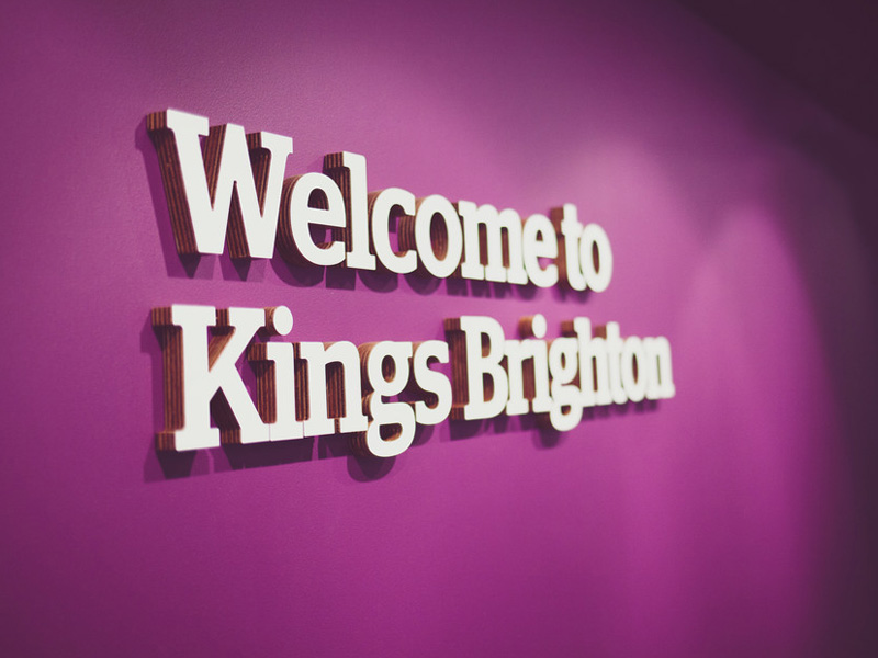 Willkommensschild der Kings Sprachschule in Brighton