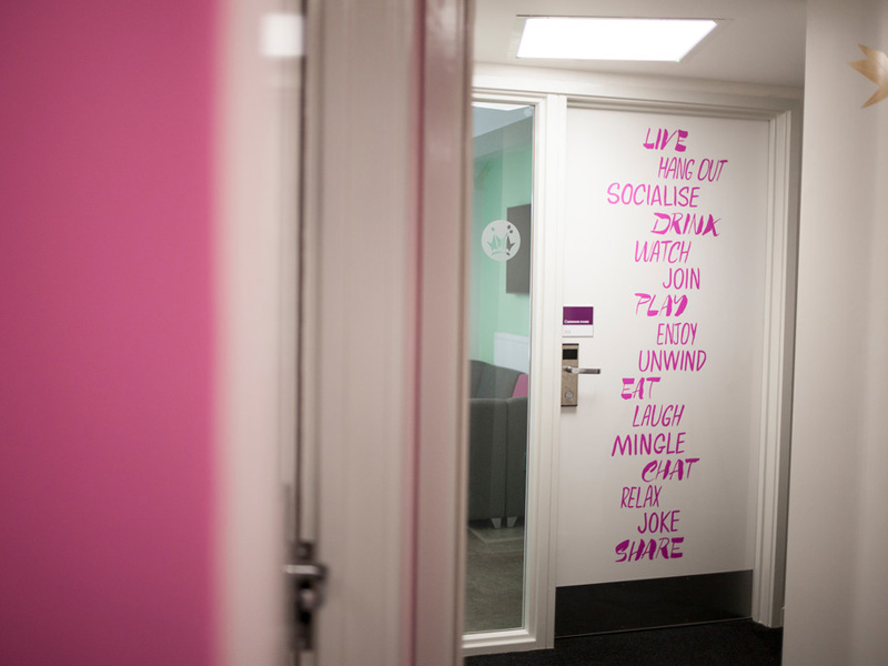 Gemeinschaftsraum der Sprachschule mit kreativen Schriftzügen