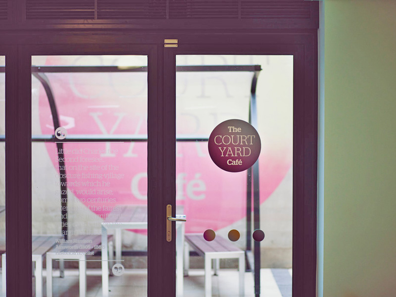 Eingang zum schuleigenen Café „The Courtyard“
