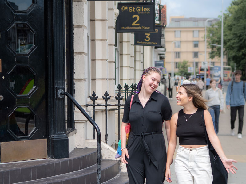 Sprachschülerinnen vor der St Giles Sprachschule in Brighton