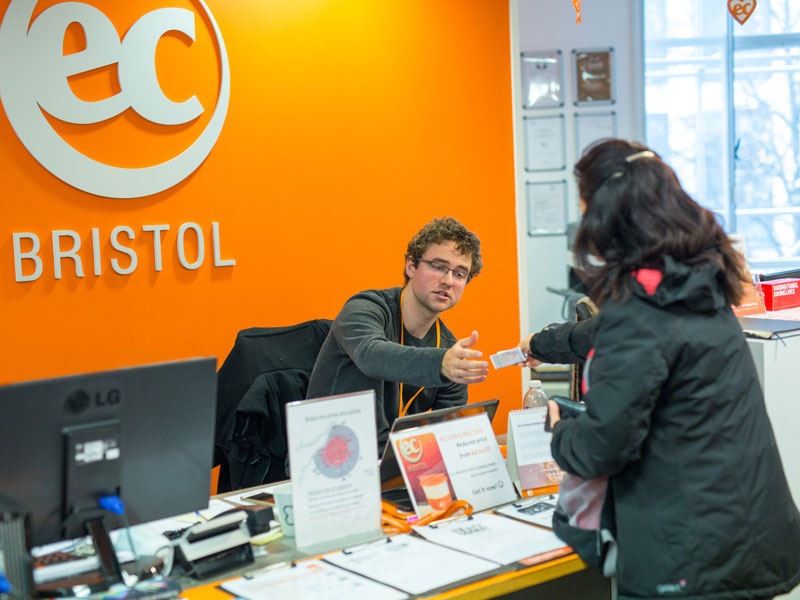 Empfangsbereich der Sprachschule EC Bristol während einer Sprachreise