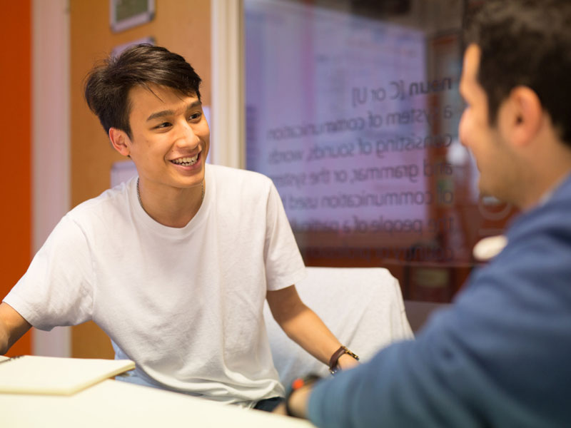 Zwei Teilnehmende im Einzelgespräch während des Englischkurses