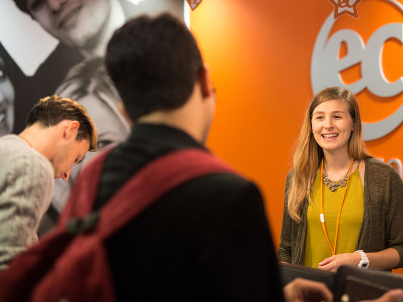 Freundliche Betreuung im Eingangsbereich der Englisch Sprachschule