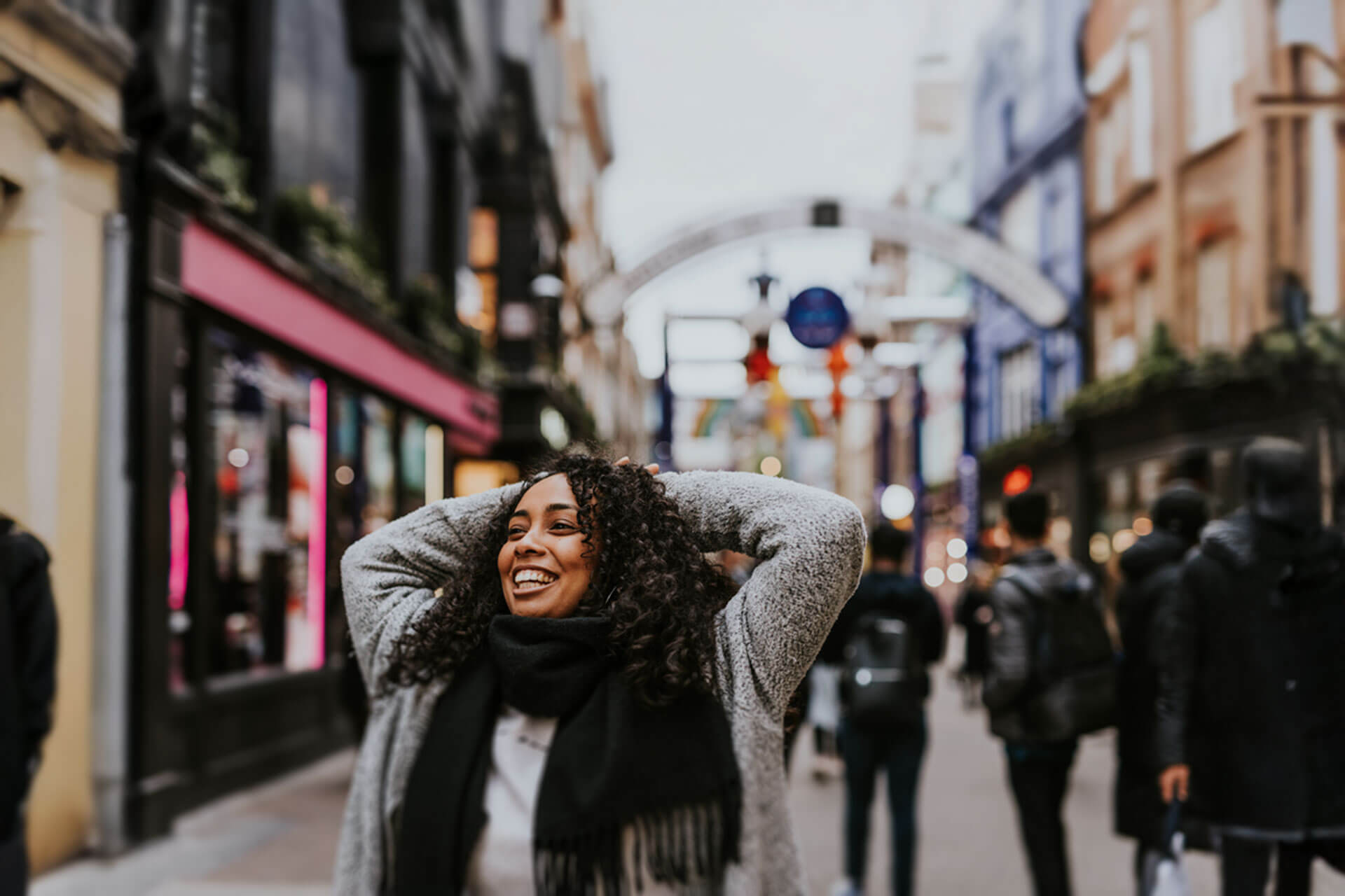 Teilnehmerin einer Englisch Sprachreise entdeckt fröhlich die Innenstadt beim Sightseeing