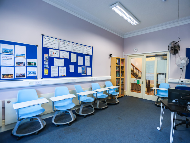 Helles Treppenhaus mit verziertem Geländer und Tapetenmuster in der IH Bristol Sprachschule