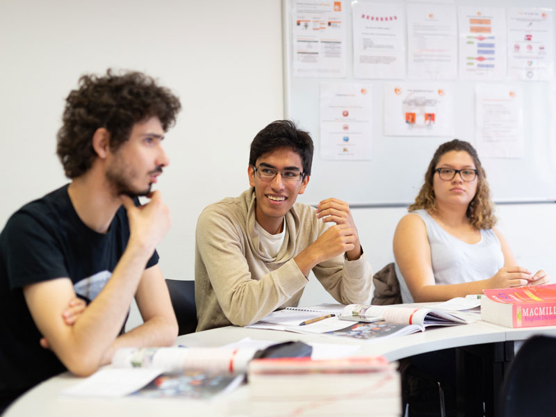 Lernende diskutieren Themen im Englisch Sprachkurs