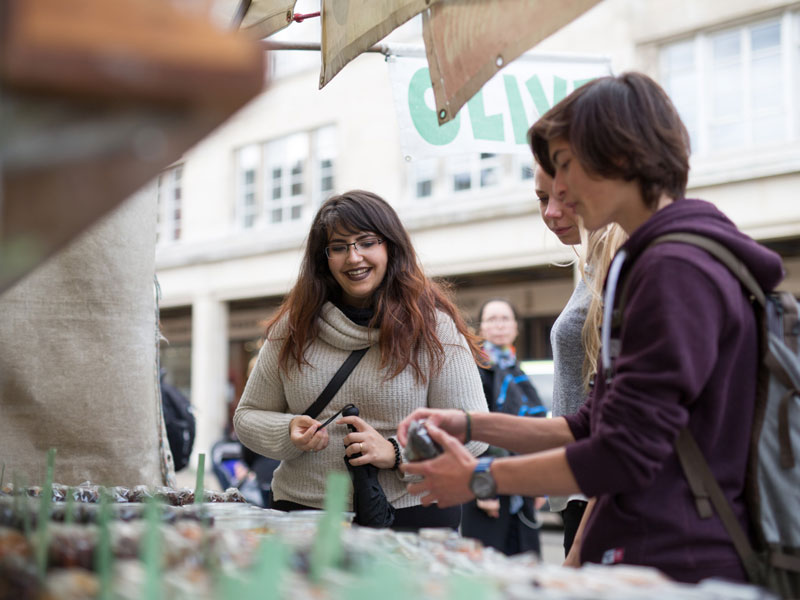 Schülergruppe besucht Wochenmarkt während der Sprachreise