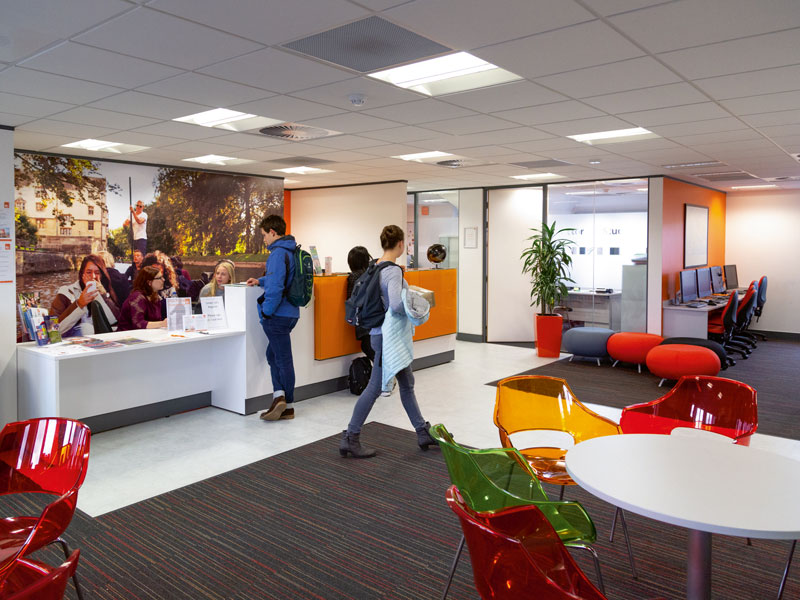 Empfangsbereich der Sprachschule mit Beratungsdesk