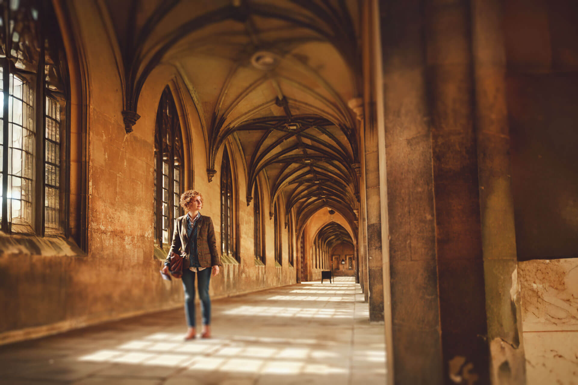 Teilnehmerin einer Englisch Sprachreise erkundet historische Architektur in Cambridge