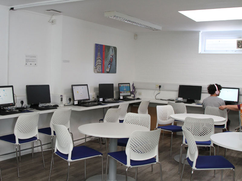 Computerraum der Sprachschule für selbstständiges Lernen