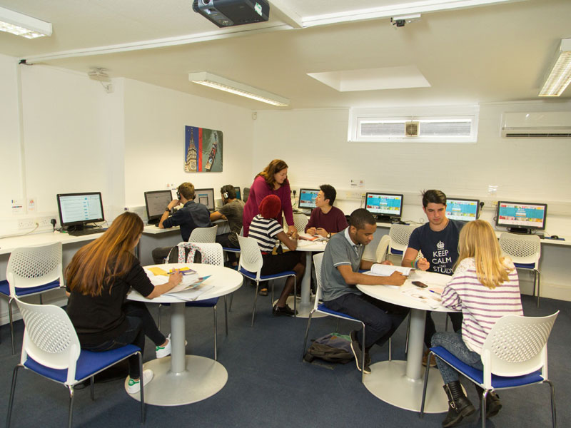 Sprachschüler lernen gemeinsam im Computerraum