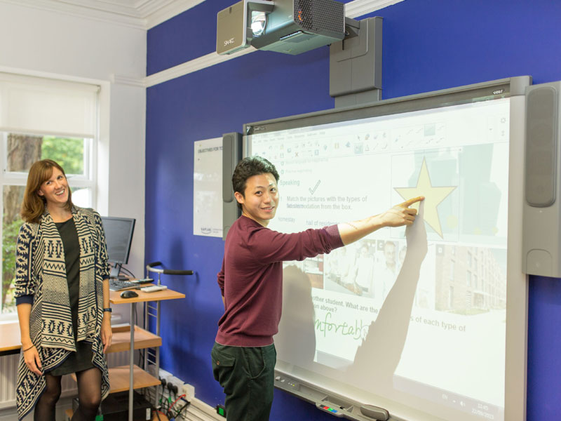 Interaktiver Unterricht mit Smartboard und Lehrkraft