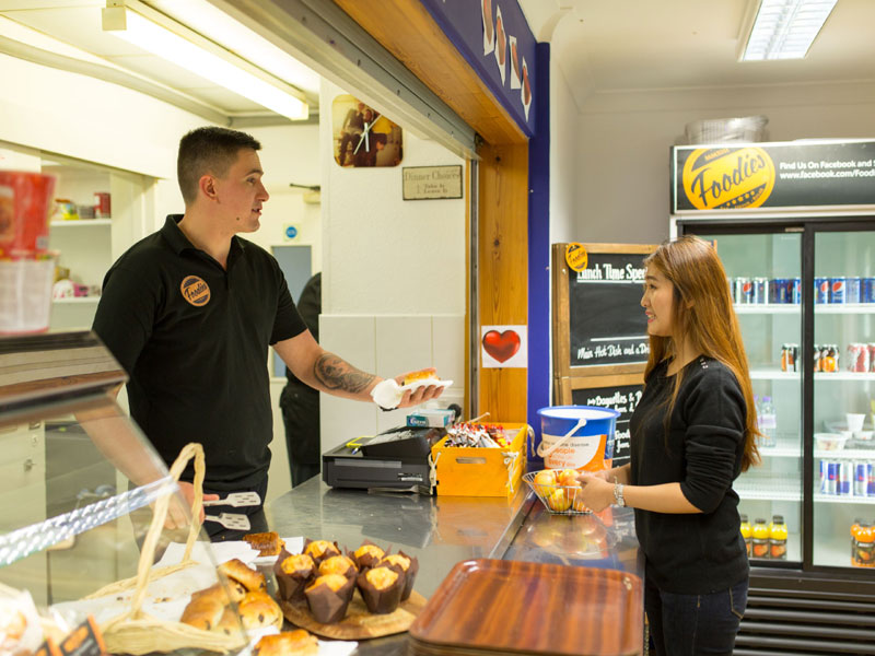 Cafeteria der Schule mit Snacks und Getränken für Lernpausen