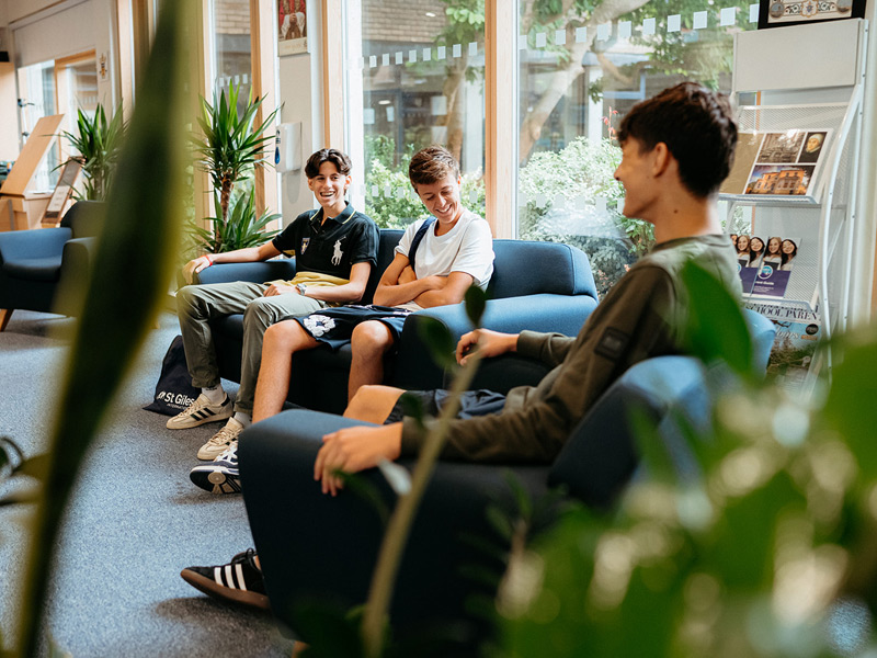 Schüler entspannen nach dem Sprachkurs im Aufenthaltsraum der Schule