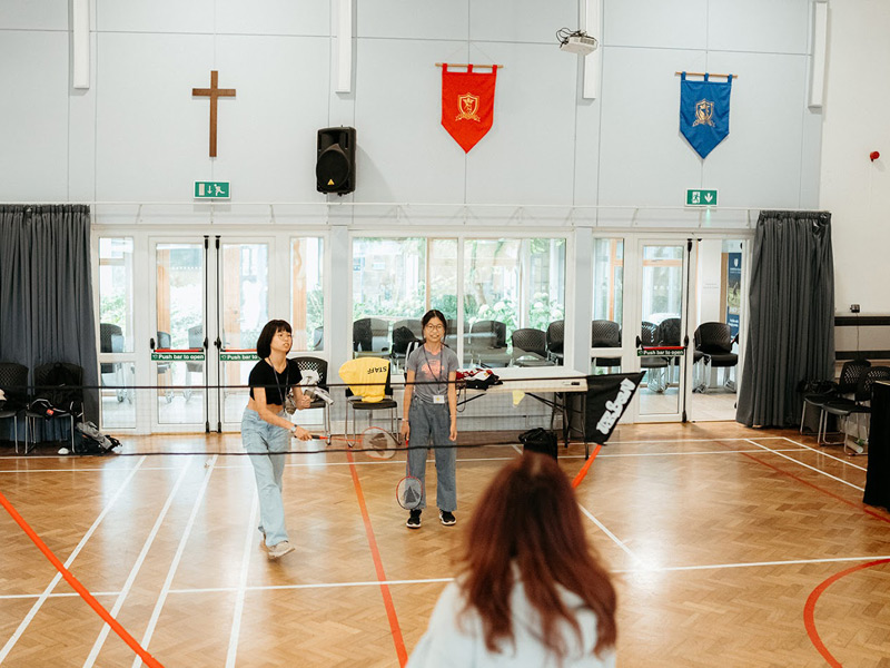 Jugendliche spielen Badminton in der Sporthalle der St Giles Schule Cambridge