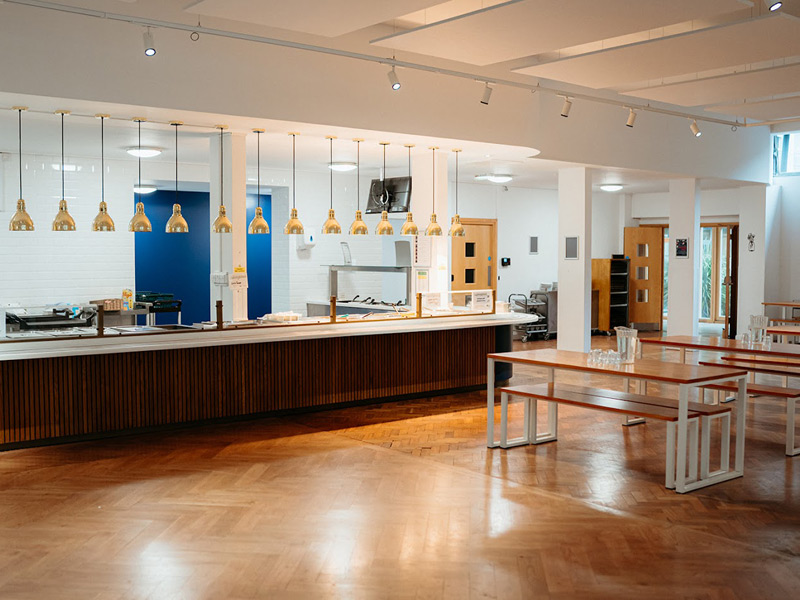 Moderne Mensa mit Holzfußboden und heller Beleuchtung in Cambridge