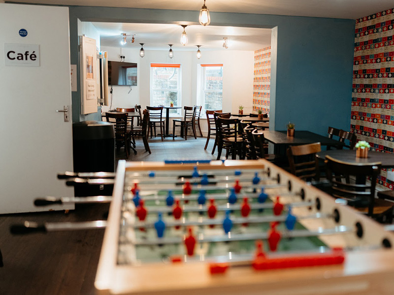 Cafébereich der Sprachschule mit Tischfußball und Sitzgelegenheiten