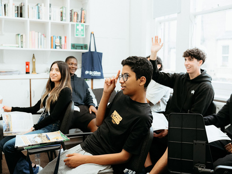 Englischunterricht für Jugendliche im Klassenzimmer mit aktiver Teilnahme