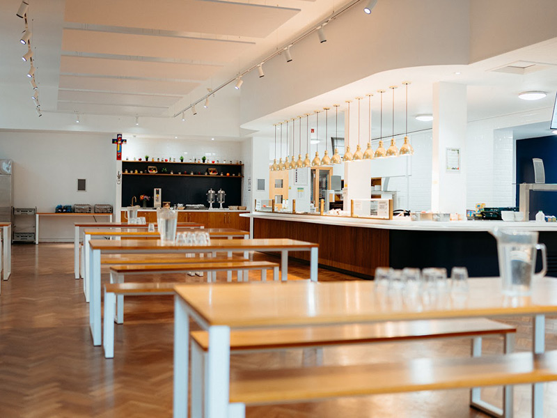 Große Mensa der Sprachschule mit Essbereich und moderner Ausstattung