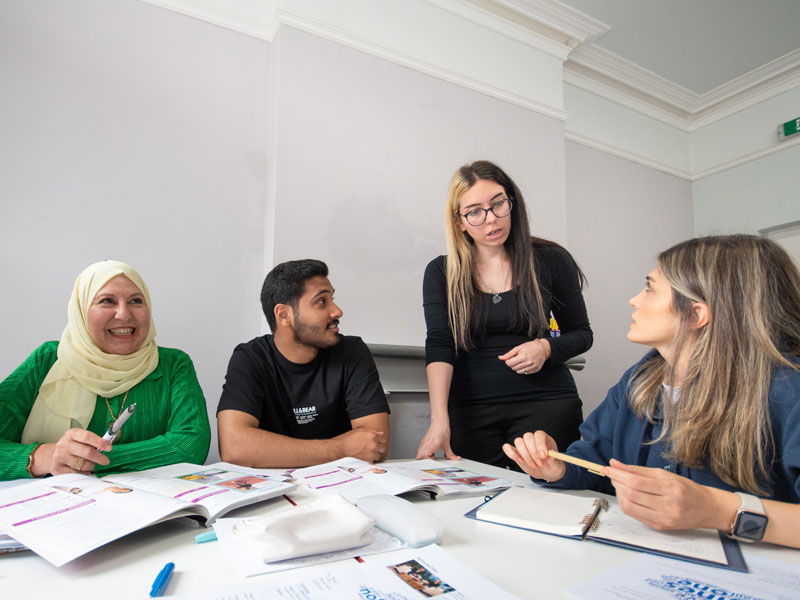 Kleingruppe im Englischunterricht an der St Giles Sprachschule Cambridge mit Lehrkraft im Gespräch