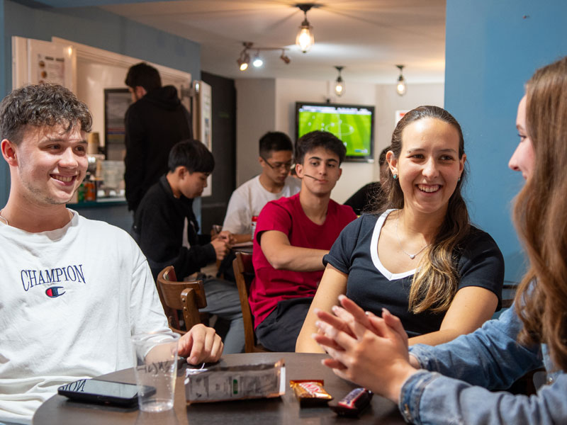 Lernende der St Giles Cambridge im Aufenthaltsraum beim gemeinsamen Austausch und Entspannen