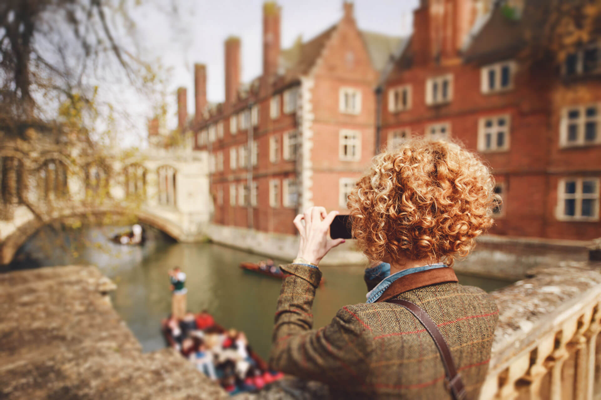 Teilnehmerin einer Englisch Sprachreise fotografiert die berühmte Brücke in Cambridge