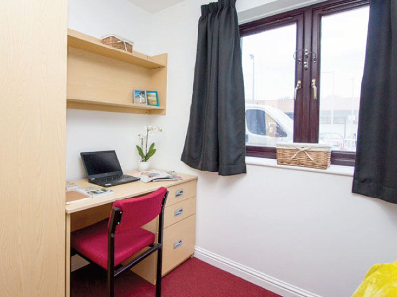 Arbeitsbereich in einem Einzelzimmer in der Sommer Residenz in Cambridge zur Vertiefung der Englischkenntnisse